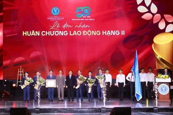 Trường ĐH Luật TP. Hồ Chí Minh đón nhận Huân chương Lao động hạng Nhì
